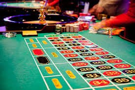 Filipino players using 93jl on mobile phones for sports betting and casino games